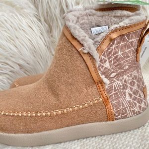 SOLD. Sanuk Womens Nice Bootah Ojai Ankle Boot